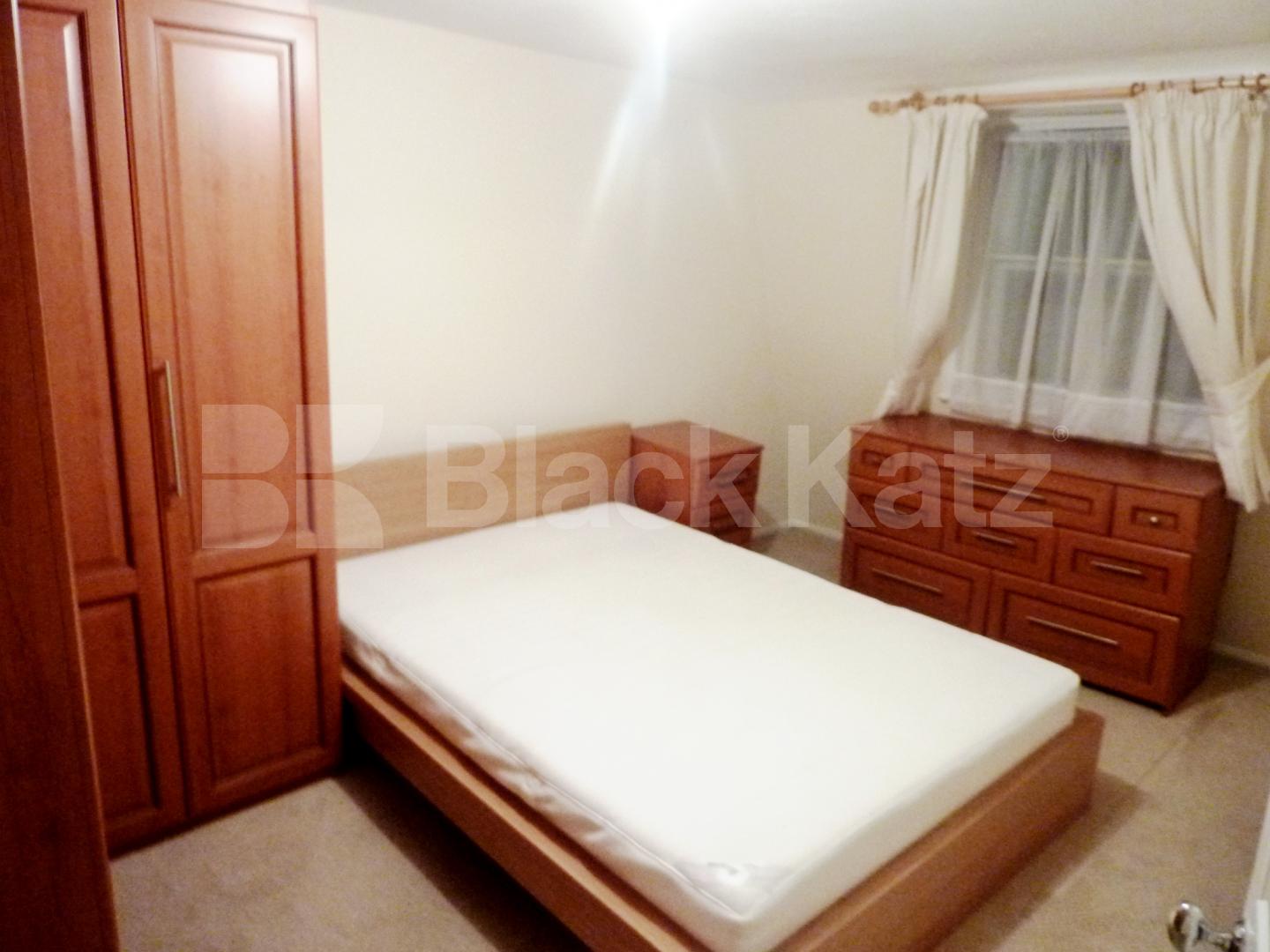 			4 BED - 2 BATH, 4 Bedroom, 1 bath, 1 reception Flat			 Gloucester Gardens, PADDINGTON  BAYSWATER